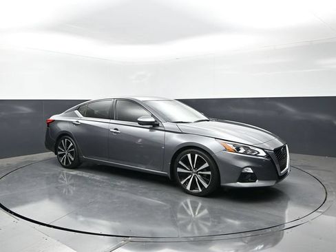 Used 2020 Nissan Altima 2.0 Platinum FWD image 1
