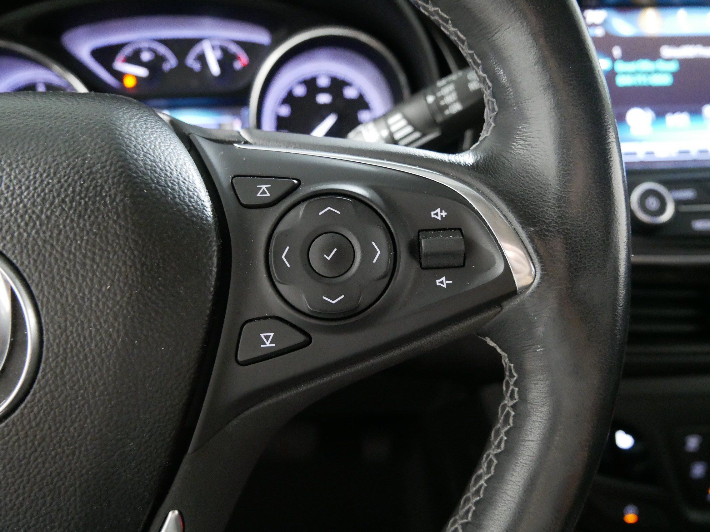 Used 2020 Buick Envision Essence FWD image 28