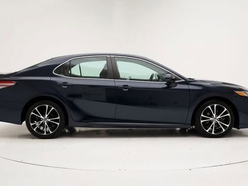Used 2018 Toyota Camry LE image 2