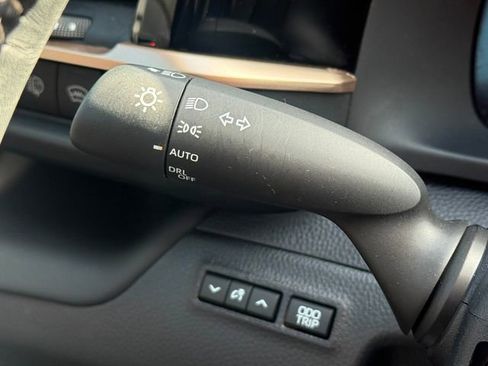 Used 2025 Toyota Crown Signia w/ Advanced Technology Package image 18