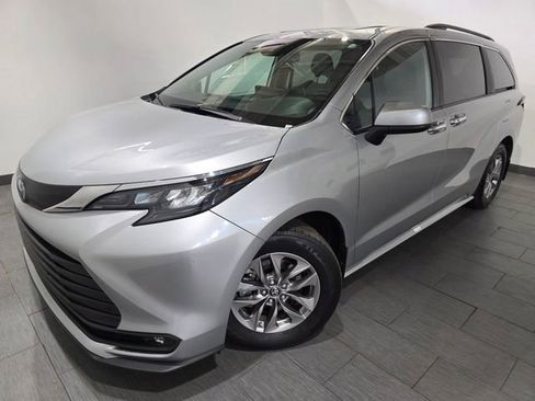 Used 2025 Toyota Sienna XLE w/ XLE Plus Package AWD/4WD image 1