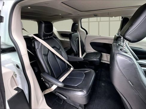 Used 2023 Chrysler Pacifica Touring-L FWD image 28
