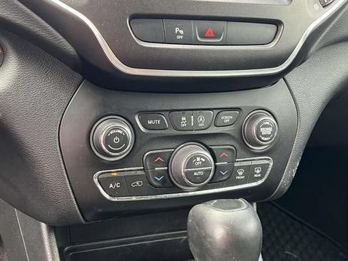 Used 2020 Jeep Cherokee Trailhawk w/ Cold Weather Group AWD/4WD image 13