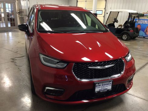 Used 2024 Chrysler Pacifica Touring-L image 8