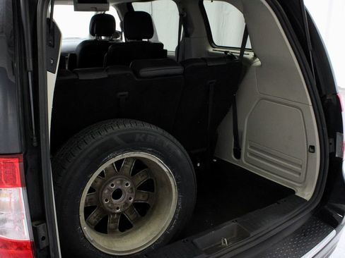 Used 2016 Chrysler Town & Country Touring FWD image 12