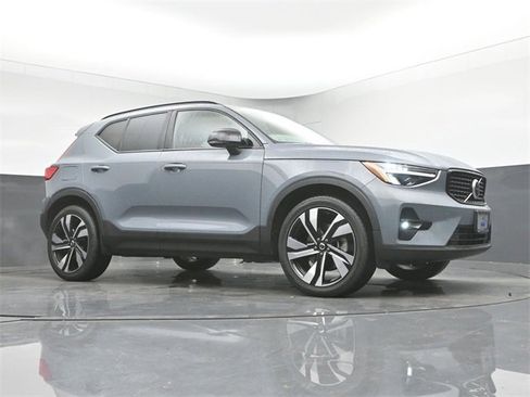 Used 2023 Volvo XC40 B5 Plus w/ Protection Package Premier image 34