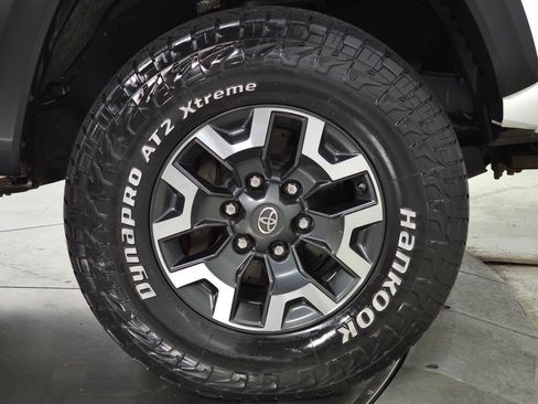 Used 2019 Toyota Tacoma TRD Off-Road AWD/4WD image 10