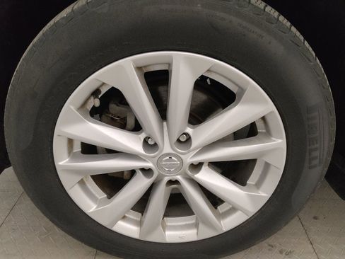 Used 2018 Nissan Rogue Sport SV w/ SV Technology Package FWD image 31