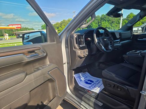 Used 2023 Chevrolet Silverado 1500 LT w/ Z71 Off-Road Package AWD/4WD image 6