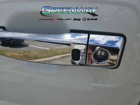 Used 2017 Nissan Titan SV image 17