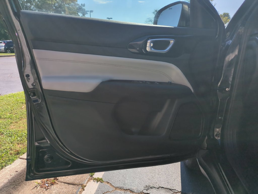 Used 2025 Jeep Compass Limited AWD/4WD image 11