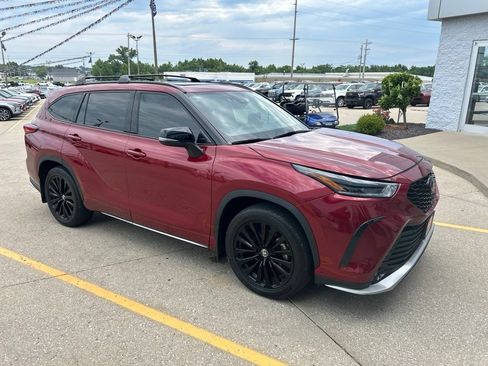 Used 2023 Toyota Highlander XSE FWD image 2