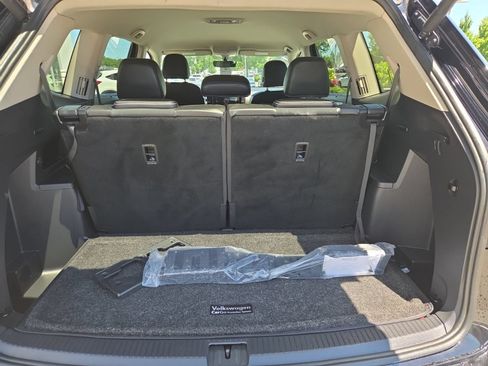 Certified 2023 Volkswagen Atlas SE w/ Black Wheel Package FWD image 11