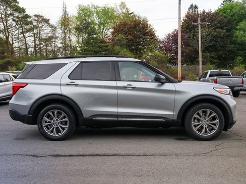 Used 2023 Ford Explorer XLT w/ Equipment Group 202A AWD/4WD image 4