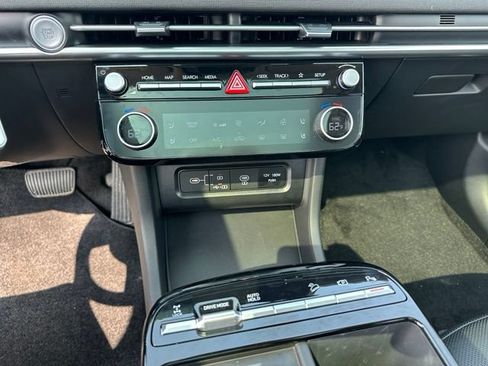 Used 2025 Hyundai Tucson Limited AWD/4WD image 24
