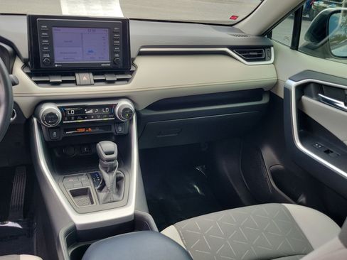 Used 2020 Toyota RAV4 XLE FWD image 17