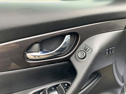 Used 2019 Nissan Rogue SV w/ Sun & Sound Touring Package image 13