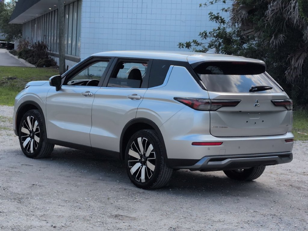 Used 2025 Mitsubishi Outlander SE FWD image 9