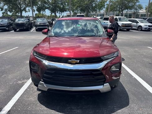 Used 2023 Chevrolet TrailBlazer LT w/ Convenience Package FWD image 2