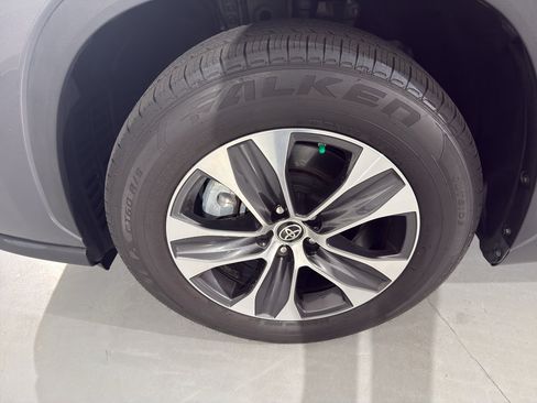 Used 2023 Toyota Highlander XLE image 4