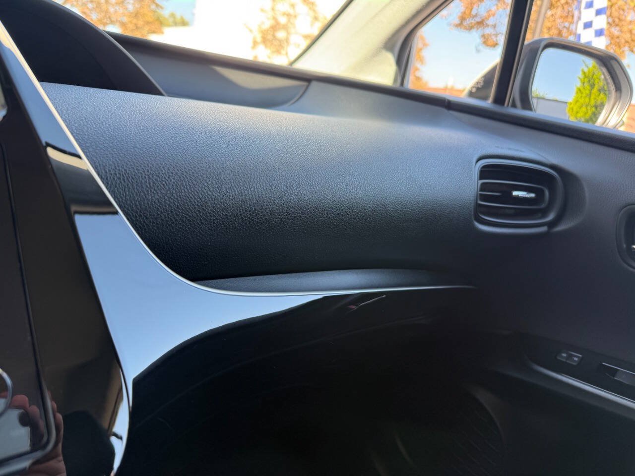 Used 2019 Toyota Prius L Eco FWD image 45
