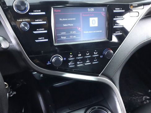 Used 2018 Toyota Camry LE image 15