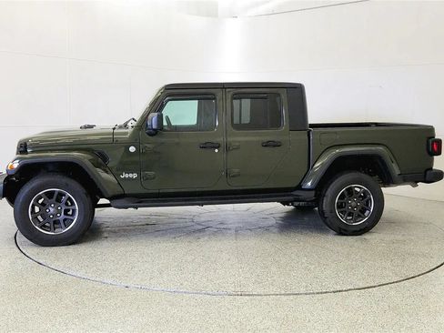 Used 2023 Jeep Gladiator Overland w/ Cold Weather Group AWD/4WD image 5
