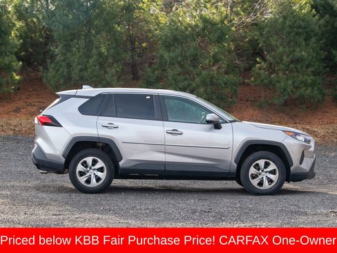 Used 2022 Toyota RAV4 LE image 10