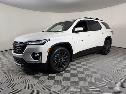 Used 2023 Chevrolet Traverse RS FWD image 3