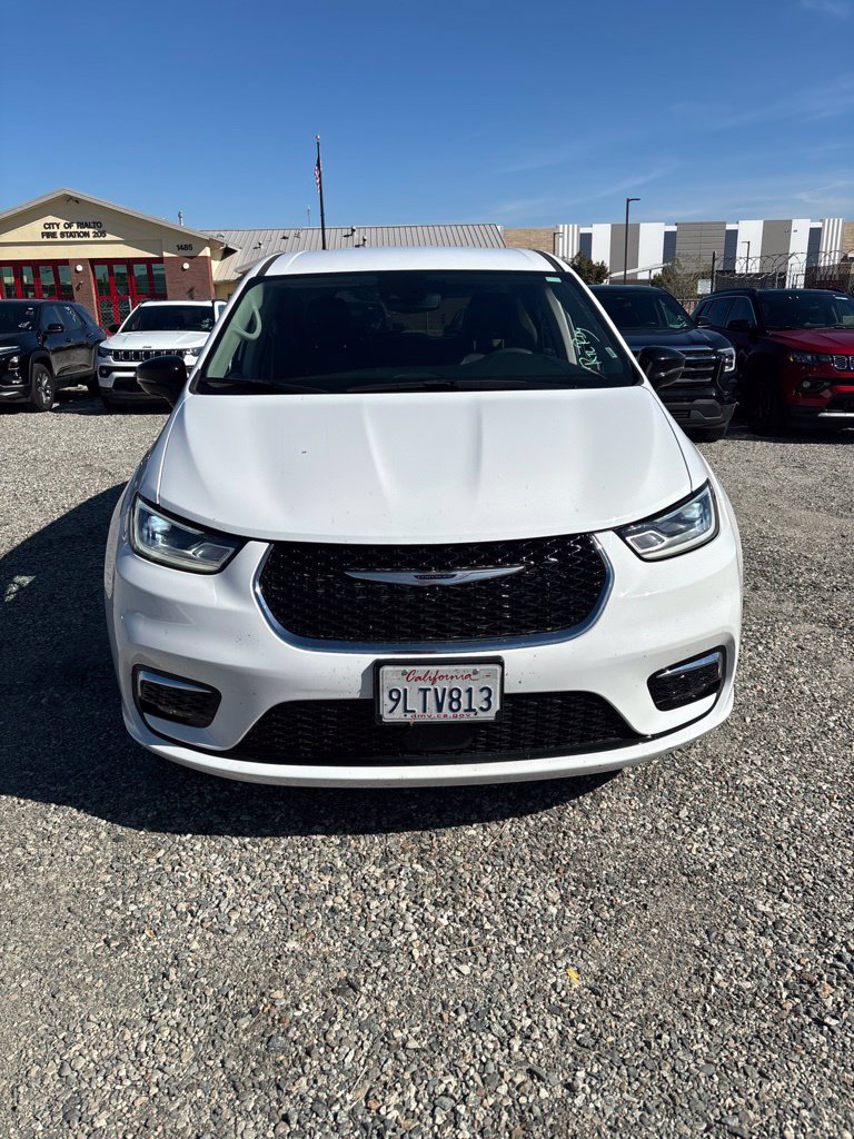 Used 2024 Chrysler Pacifica Touring-L FWD image 2