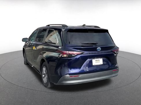 Used 2025 Toyota Sienna XLE image 11