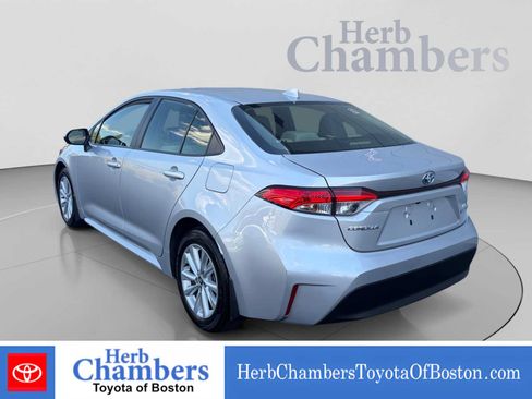 Used 2023 Toyota Corolla LE w/ LE Convenience Package FWD image 3