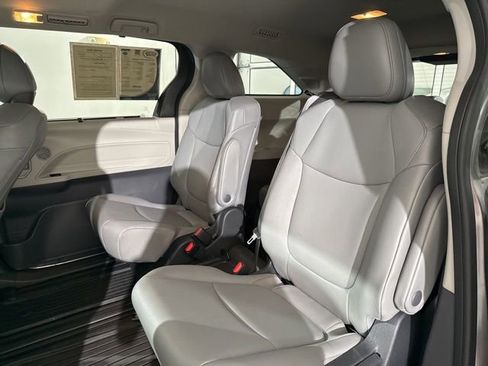 Used 2024 Toyota Sienna XLE w/ XLE Plus Package FWD image 17