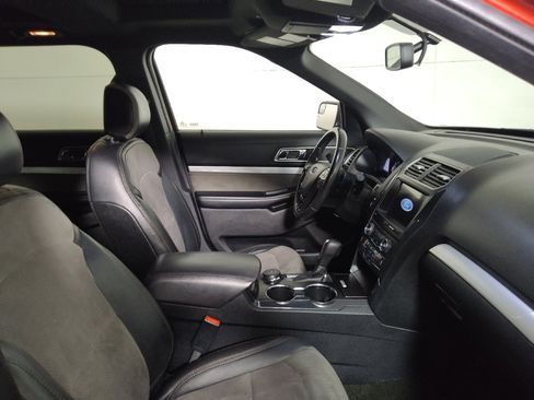 Used 2017 Ford Explorer XLT w/ Equipment Group 202A AWD/4WD image 21