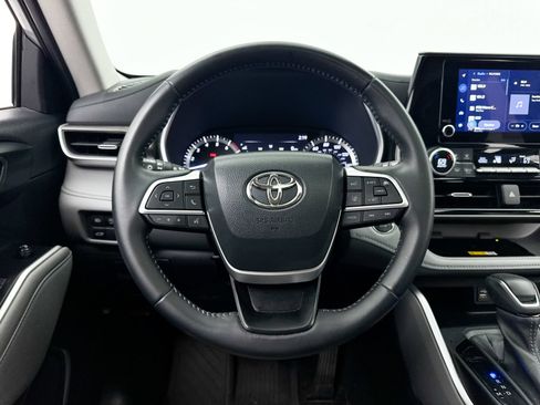 Used 2023 Toyota Highlander XLE FWD image 34