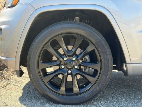 Used 2019 Jeep Grand Cherokee Altitude image 32