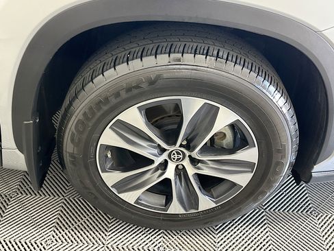 Used 2024 Toyota Highlander XLE image 11