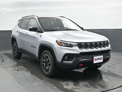 Used 2025 Jeep Compass Trailhawk w/ Trailer Tow Group AWD/4WD image 6