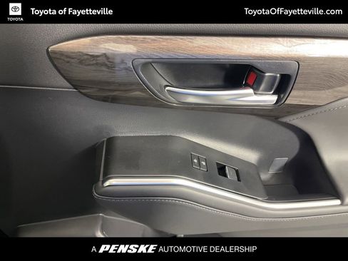 Used 2026 Toyota Highlander Limited image 25