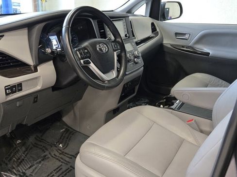 Used 2019 Toyota Sienna XLE Premium image 24