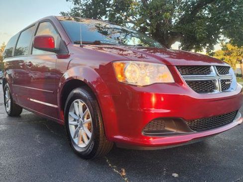 Used 2014 Dodge Grand Caravan SXT image 2