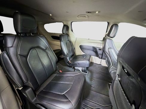 Used 2022 Chrysler Pacifica Touring-L image 31