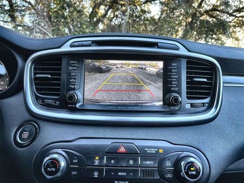 Used 2018 Kia Sorento SX image 21