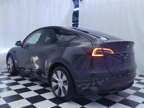 Used 2024 Tesla Model Y 2WD image 4