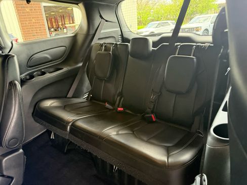 Used 2023 Chrysler Pacifica Touring-L w/ S Appearance Package image 6