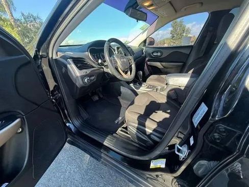 Used 2017 Jeep Cherokee Latitude AWD/4WD image 9