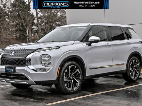 Used 2023 Mitsubishi Outlander SE image 1