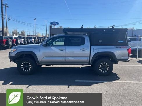 Used 2017 Toyota Tacoma TRD Off-Road AWD/4WD image 9