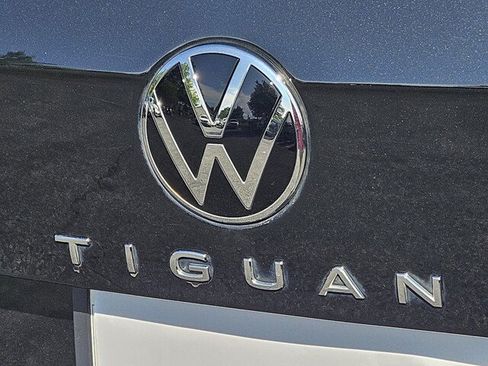 Certified 2024 Volkswagen Tiguan SE FWD image 30