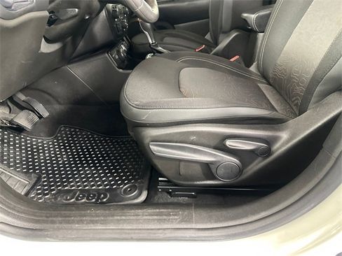 Certified 2023 Jeep Renegade Latitude image 19